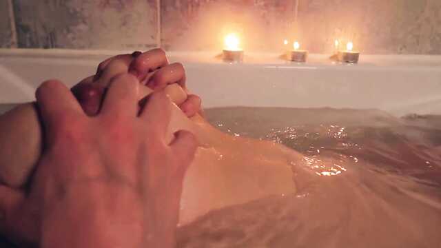 Шалунья тискает свои большие сисяндры в ванне