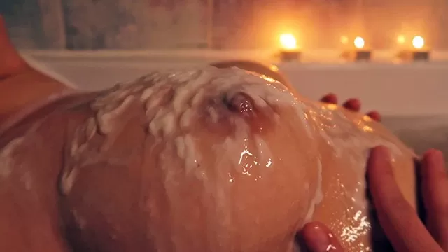 Шұлықтағы брюнетка минет береді Кейша порно актриса