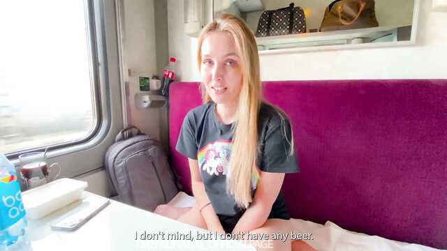 Dans le train, un compagnon de voyage complaisant a soufflé