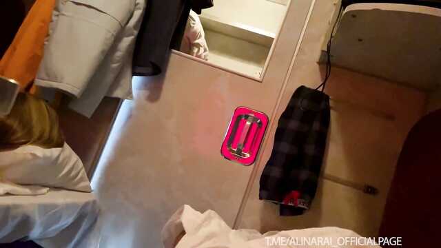 Dans le train, un compagnon de voyage complaisant a soufflé