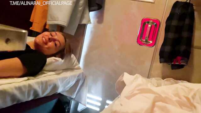 Dans le train, un compagnon de voyage complaisant a soufflé