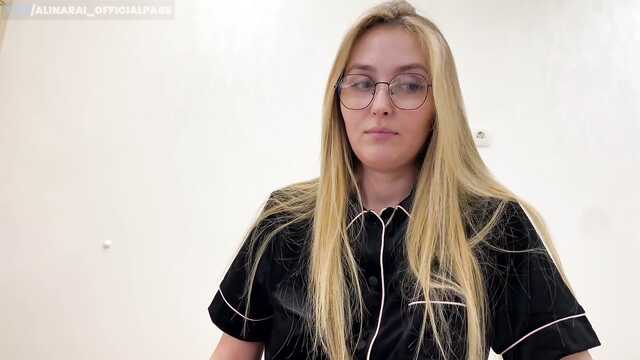 Macocha pocieszyła pasierba ze słomką ręką biorąc spermę w cipkę