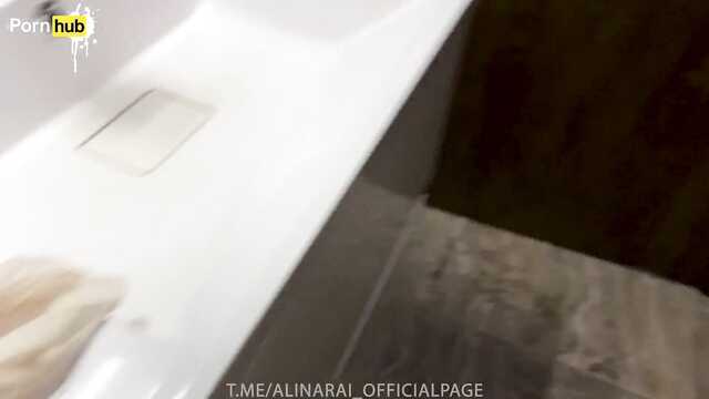 Не успев обтереться после душа телка впустила парня в пизду