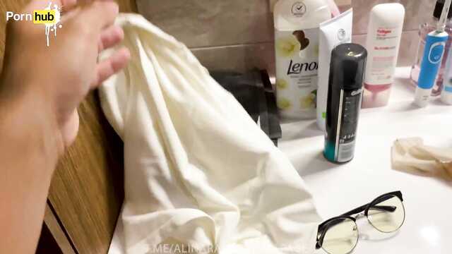 Не успев обтереться после душа телка впустила парня в пизду