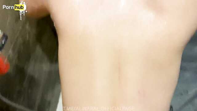 Не успев обтереться после душа телка впустила парня в пизду