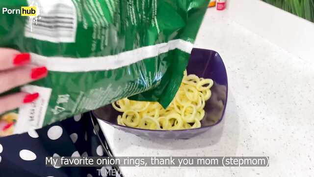 Жопастая мачуха віддається пасинку на ліжку