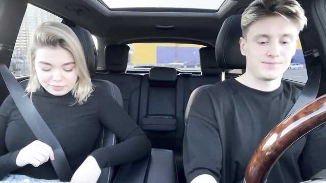 Таксист подобрал по дороге сговорчивую минетчицу