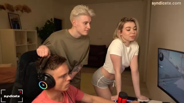 Бала задротит компьютерде, ал жұп ебется оның артында