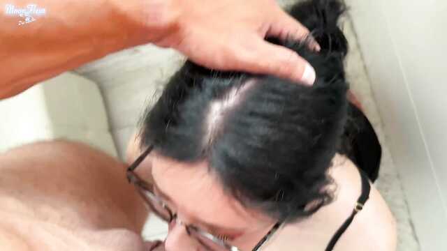 Умыл кончой очкастую брюнетку после ебли в рот