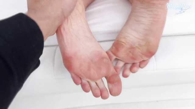 Телочка греется сексом в морозный день