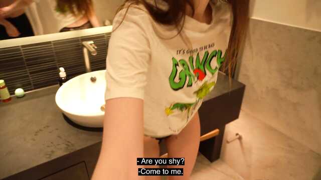 Посадил стройную милашку на яйца в ванной комнате