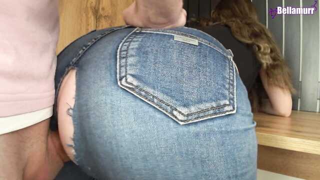 Дает ебать свою киску через дырку в джинсах