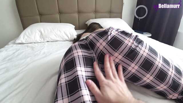 Для пробуждения красивой сестре нужен кукан в киску