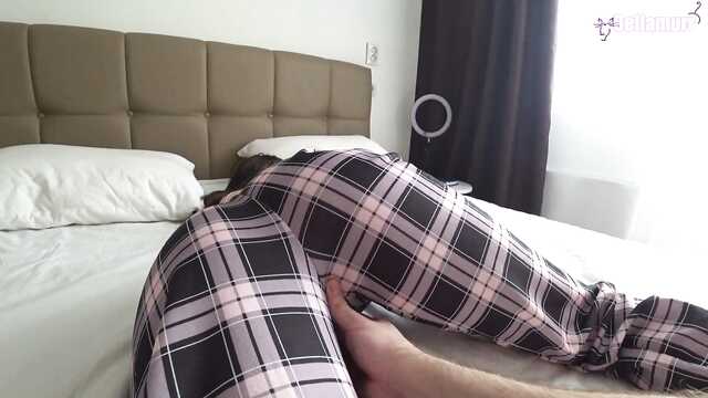 Для пробуждения красивой сестре нужен кукан в киску