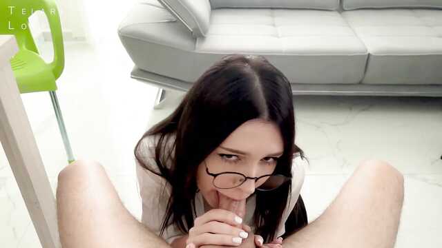 Étudiant chanceux baise jeune tuteur