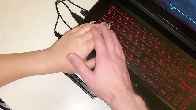 Кончает арналған көзілдірік геймерши юбкада кейін секс минетпен