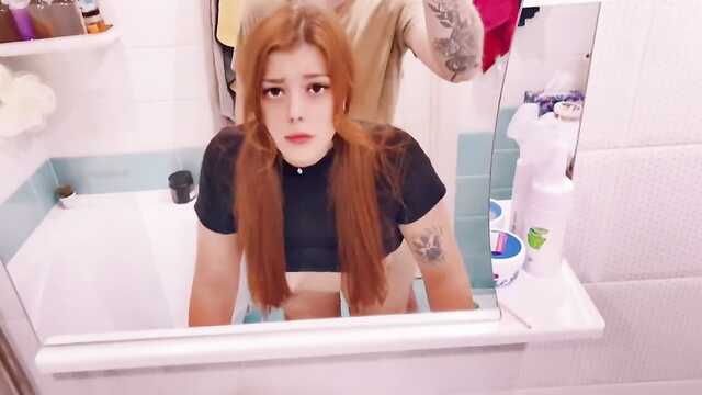 Фитоняшка с крупной попой соблазнилась на член в ванной