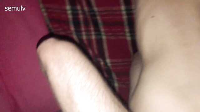 Во время вечеринки закрылись в спальне и ебутся