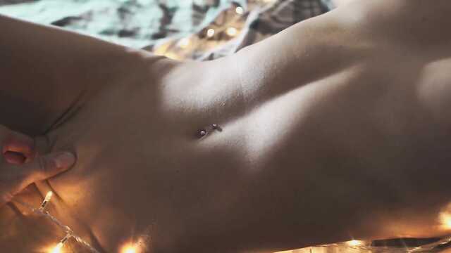 Для красивого секса обмоталась гирляндой