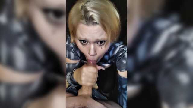 Łapczywie ssie kutasa w toalecie klubu nocnego