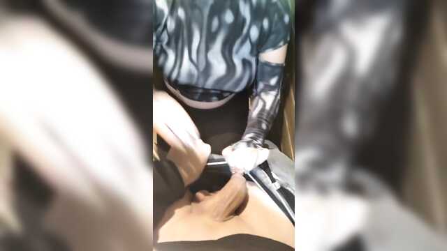 Łapczywie ssie kutasa w toalecie klubu nocnego