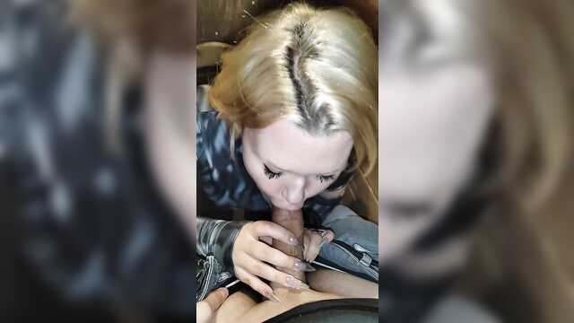 Łapczywie ssie kutasa w toalecie klubu nocnego