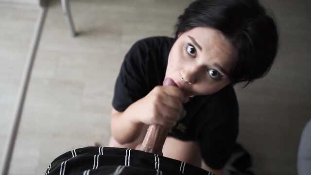 Ładna Rosyjska gaduła umiejętnie ssie kutasa