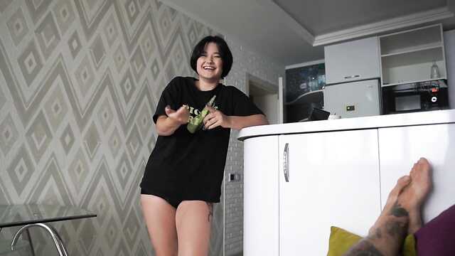 Ładna Rosyjska gaduła umiejętnie ssie kutasa