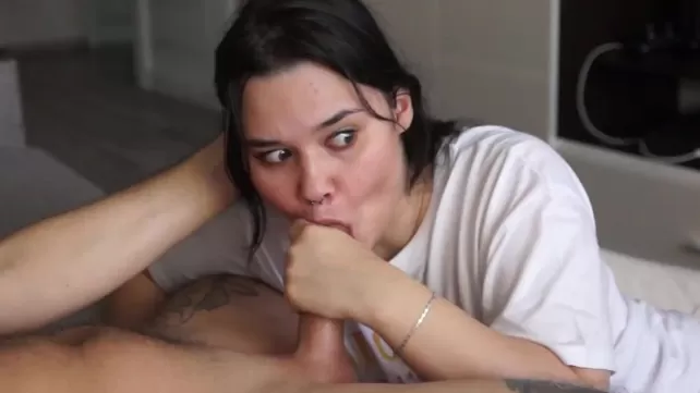 Орыс брюнеткасымен құмарлық сәттер мен камшоттарды кесу