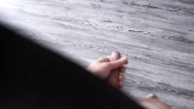 Шаловливая блудница разогрелась вибратором и отдалась парню