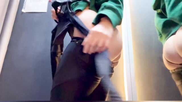 Задастая телочка играет с киской в примерочной