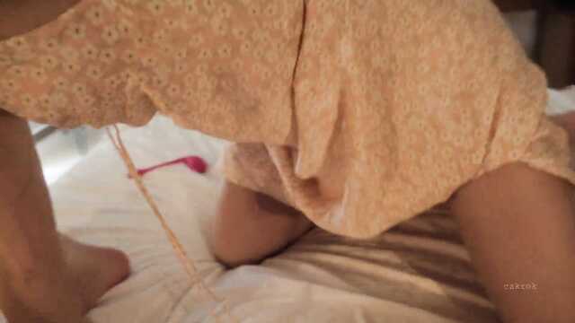 Masturbacja łechtaczki wibratorem podczas pochwy