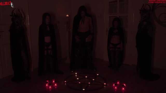 Z nudów wali konia patlacha kutasa na czarnej mszy