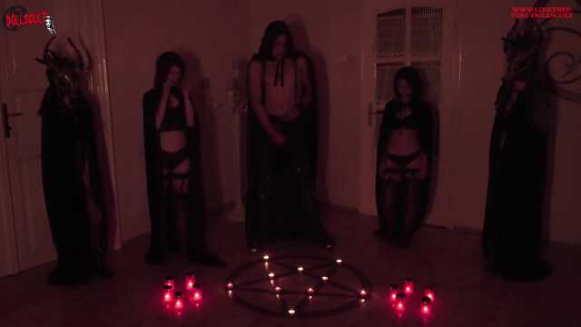 Z nudów wali konia patlacha kutasa na czarnej mszy