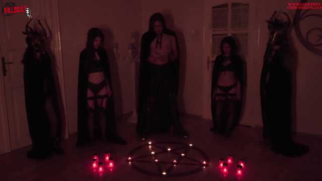 Z nudów wali konia patlacha kutasa na czarnej mszy