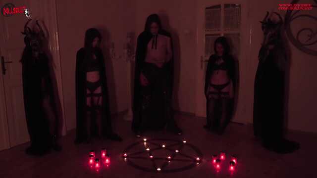 Z nudów wali konia patlacha kutasa na czarnej mszy