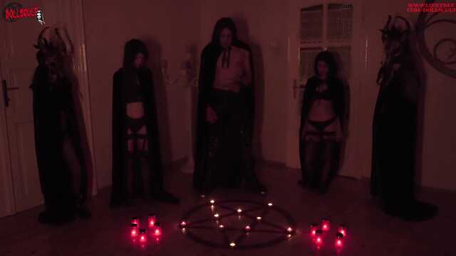 Z nudów wali konia patlacha kutasa na czarnej mszy