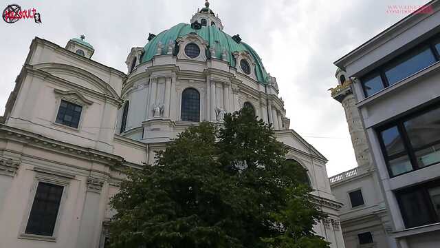Safada gata gosta de brilhar em público buceta e peitos