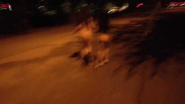 Dwie odmrożone lesbijki pieszczą nago w miejskim parku