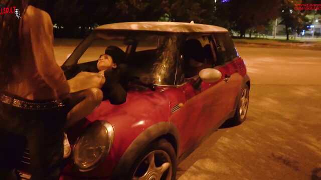 Выебал жас Сисси Капоте арбалар жолдың ортасында