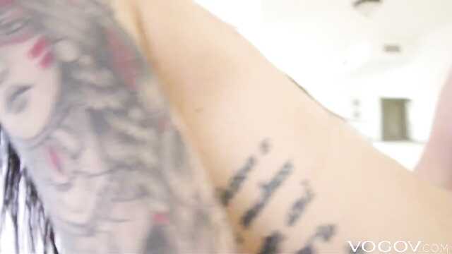 Чикса бомбит анал хуем!