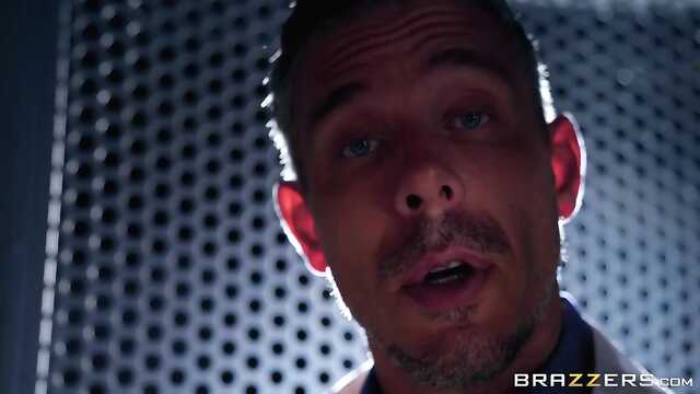 W laboratorium lekarz wali punkt pięknej Laski