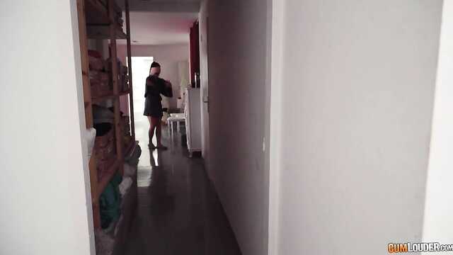 Завязанные глаза: она делает минет.