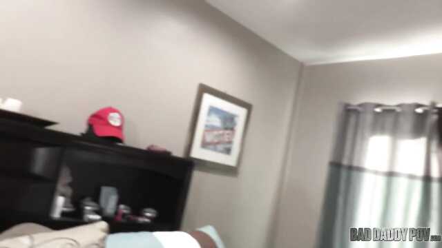 Блондинка сосёт ебаря перед камерой.