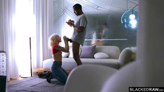 Девушка прибыла на вызов и потрахалась с негром.