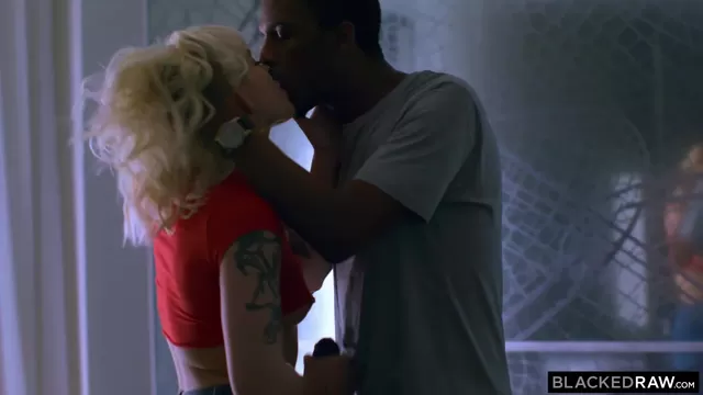 Толық келіншек менің кискасын жалауымды өтінді