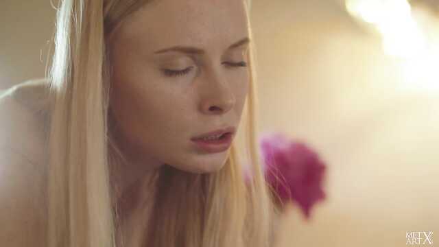 Нежная Мастурбация: Белокурая Телка.