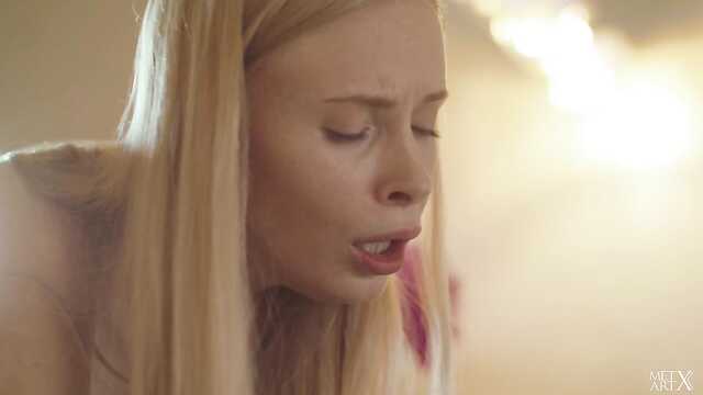 Нежная Мастурбация: Белокурая Телка.