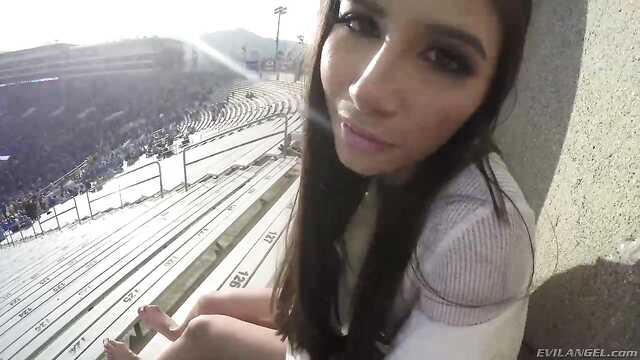 Na stole karze brunetkę w Owłosione Mandu