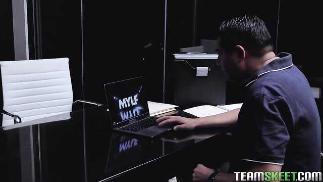 Друг подставил жену на кухне